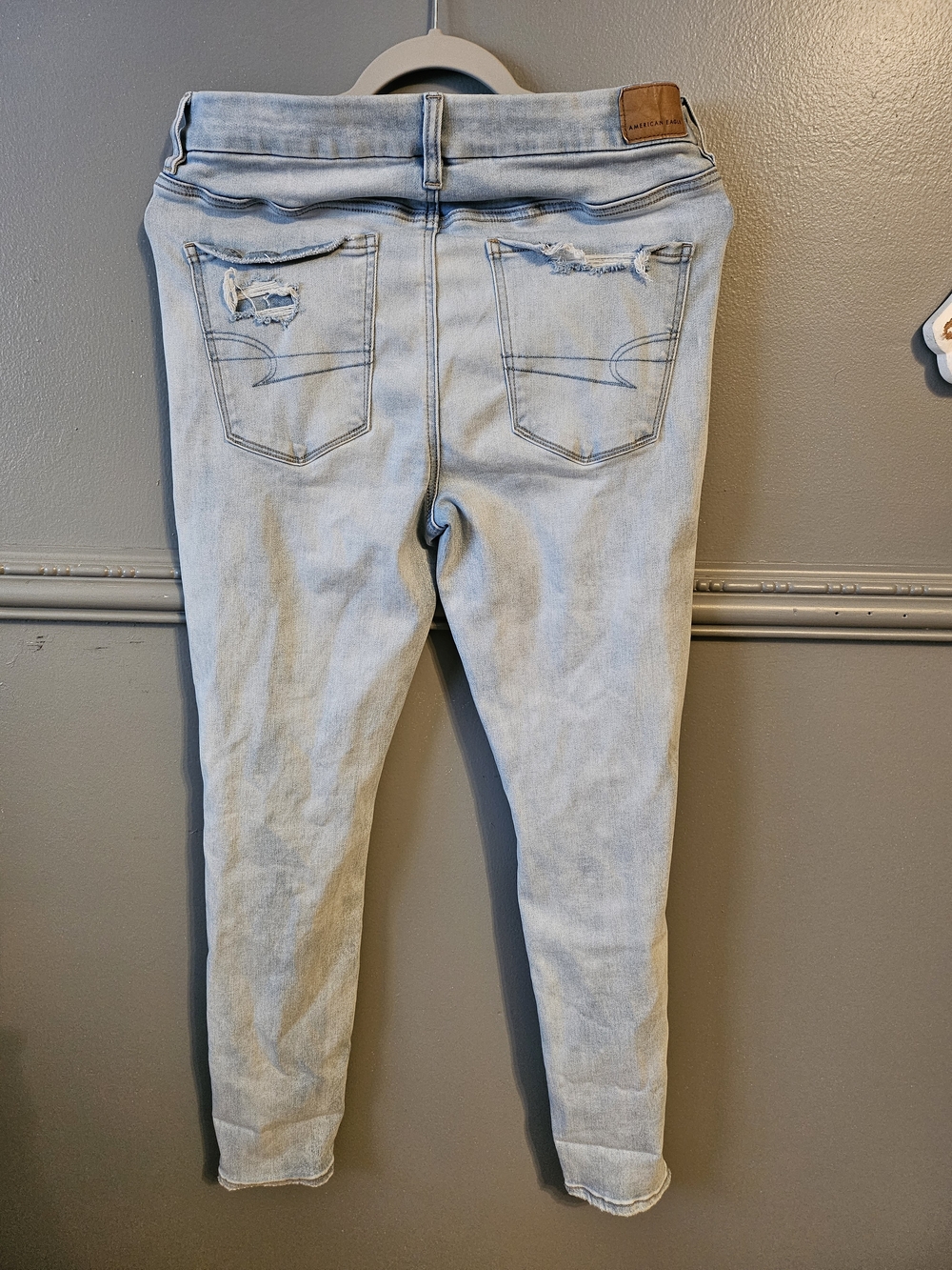 American Eagle Distressed Light Wash Jeans | High Rise | Size 12 | Never worn - Picture 2 of 3